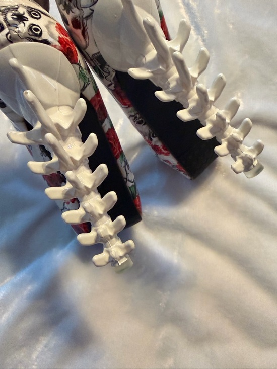 Women’s Show Story Skull & Red Rose High Heel Pump - Picture 10 of 11